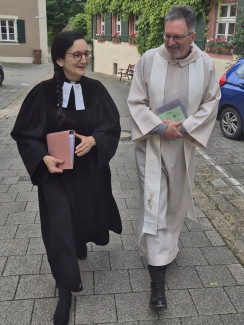 Zwei Dekane auf dem Weg zum Gottesdienst Homepage