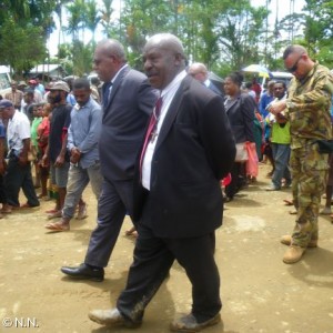 Premierminister James Marape und District Präsident Sokeka Tawaman