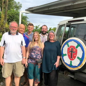 Das Bild zeigt von links nach rechts Pfarrerin Krauß und Ilona Winter und Manuel Philipp neben Begleitpersonen aus PNG