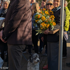 Diakon Thomas Wollner mit Frau Jennifer und ihrem Hundi beim Empfang in Bergen