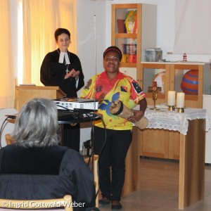 Anläßlich ihrer Einsegnung in den Dienst durch Dekanin Gottwald-Weber trägt Gima ein Lied aus ihrer Heimat vor
