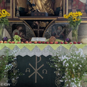 Sonnenblumen und Äpfel am Hochaltar